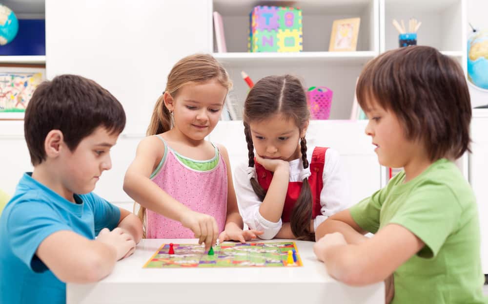 Niños con juegos de mesa en casa