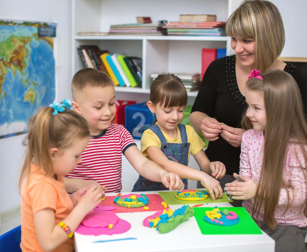 5 Manualidades con plastilina para divertirse en familia!