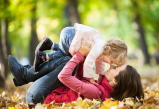 Madre jugando con su hijo