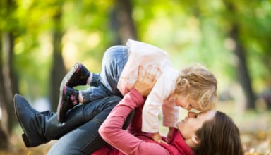 Madre jugando con su hijo