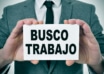 Hombre sujetando cartel con lema: BUsco Trabajo