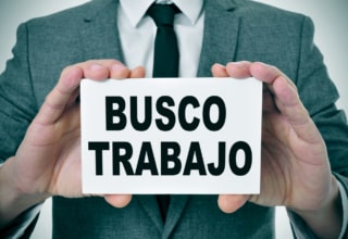 Hombre sujetando cartel con lema: BUsco Trabajo