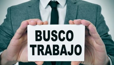 Hombre sujetando cartel con lema: BUsco Trabajo