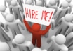 Muñeco sujetando un cartel que dice Hire me! Contráteme en inglés