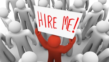 Muñeco sujetando un cartel que dice Hire me! Contráteme en inglés