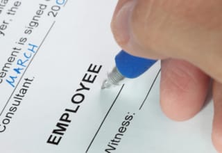 Persona rellenando solicitud de empleo