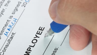 Persona rellenando solicitud de empleo