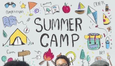 Niños jugando en escuela de verano