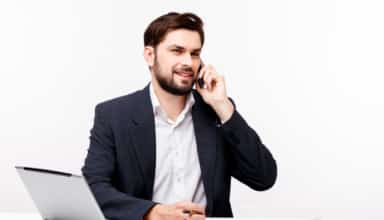 Hombre con portátil y hablando por el móvil