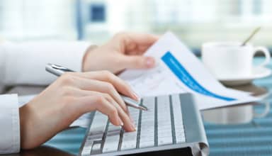 Persona tecleando en el ordenador. Declaración de la Renta