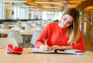 Estudiante de oposiciones en biblioteca