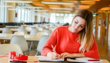 Estudiante de oposiciones en biblioteca